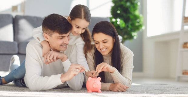 Apie pinigus – be tabu: 7 finansinės pamokos, kurias 18-mečiai dažniausiai supranta per vėlai 